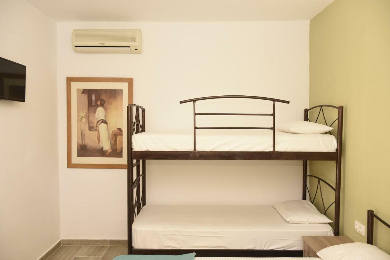 Anna Pousi & Apartment